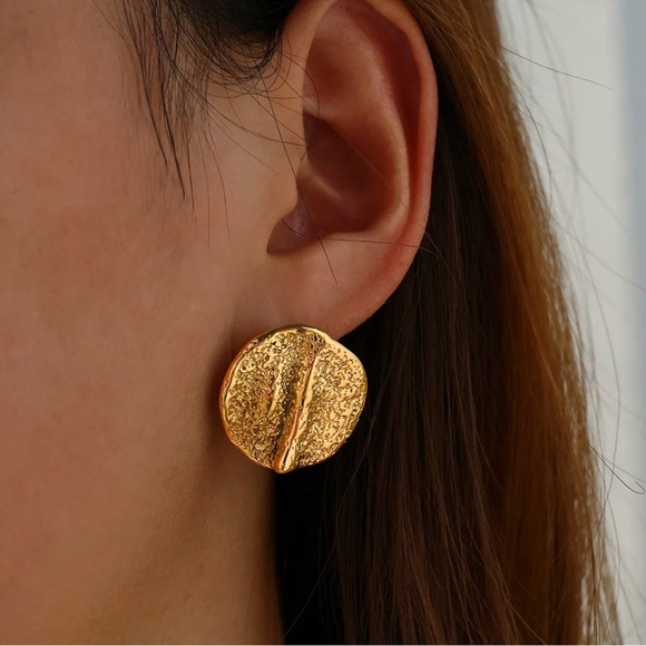 Gold Textured Statement Jewelry Set – Hammered Disc Necklace & Stud Earrings - Picture 8 of 8